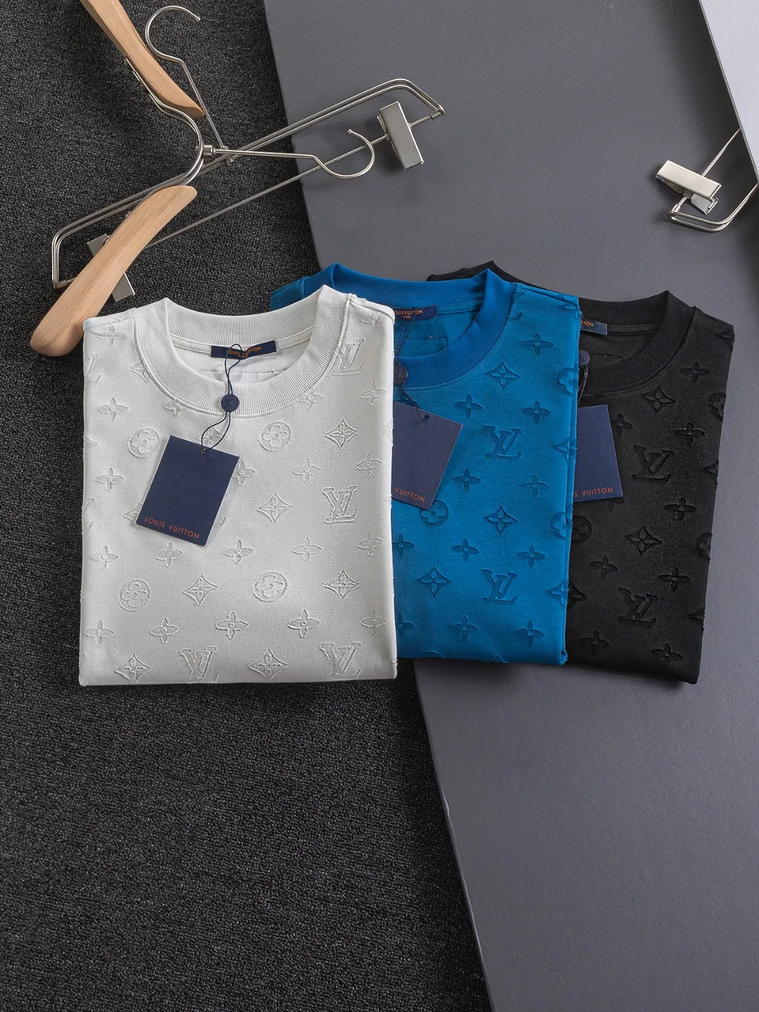 🅿️200 Louis Vuitton 1V Lujia LV slightly wide version S-XL lv 26SS LV new product counter catwalk model, full body cut burnt letter logo heavy craftsmanship, same style for men and women! Short-sleeves are not the same as the general public, but must be unique and eye-catching. This LV short-sleeves is all about quality, comfort, consistent style, fashion, including fabrics and cutting techniques, all of which have been made with great effort! 320 grams of washed pure cotton fabric, pure cotton is breathable, very refreshing and comfortable for daily wear. The rib knitting on the neckline is smooth and tight, and the neckline will not be skewed if you toss it at will. The loose version, you will find that it looks really good on the upper body. The overall is minimalist and neat, super versatile for daily use! Pair it casually with a pair of pants for a youthful look. A T-shirt will make your outfit crazy. It is a fashionable item that can never go wrong! Color: Black White Blue Size: S-XL Size chart: S: Shoulder width 50-Bust 56-Length 70 M: Shoulder width 52-Bust 57-Length 72 L: Shoulder width 54-Bust 59-Length 74 XL: Shoulder width 56-Bust 62-Length 76